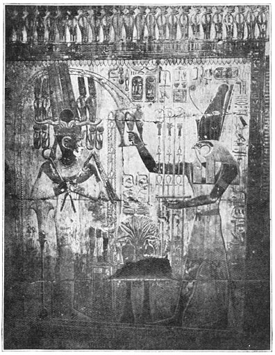 De god Thot, den heerscher Seti I zuiverend.