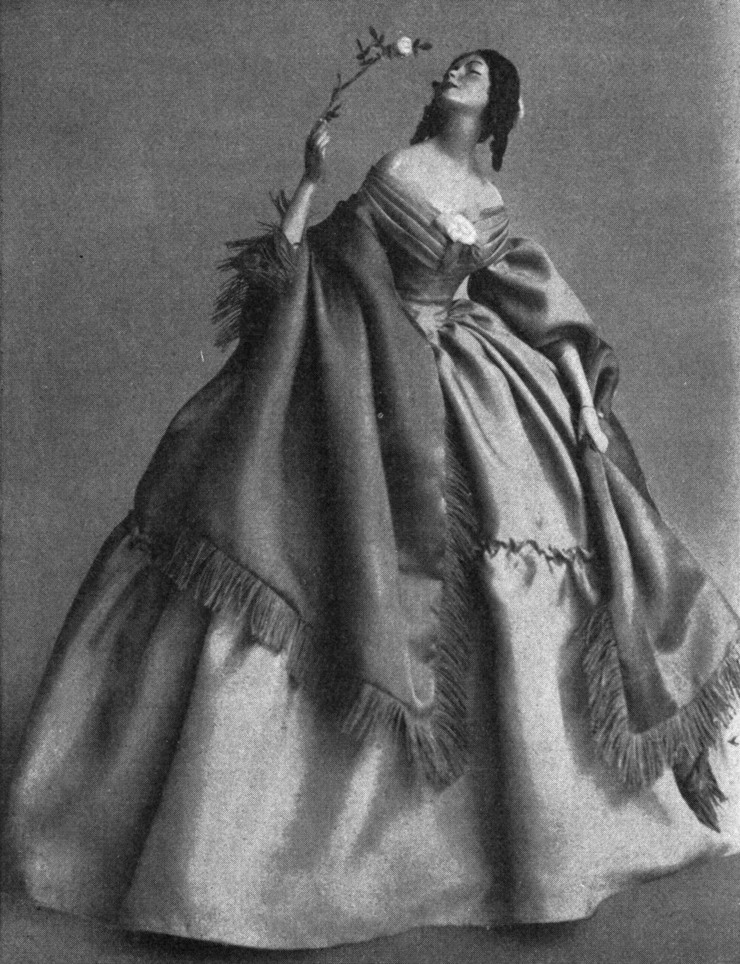 Bild einer Teepuppe
  mit einer weißen Rose in der Hand