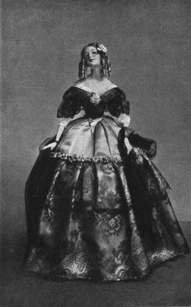 Teepuppe mit langem, weitem
  Seidenkleid