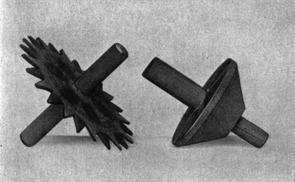 Zwei verschiedenartig ausgeführte
  Kreisel