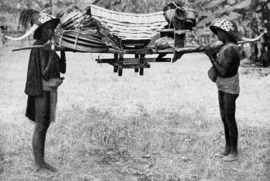 Festlich geschmückte Träger
  mit Totengebeinen